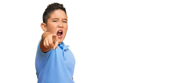 Pequeño Niño Hispano Con Ropa Casual Señalando Disgustado Frustrado Cámara — Foto de Stock