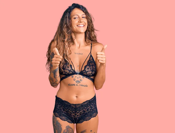Ung Latinamerikansk Kvinna Med Tatuering Bär Underkläder Framgång Tecken Gör — Stockfoto