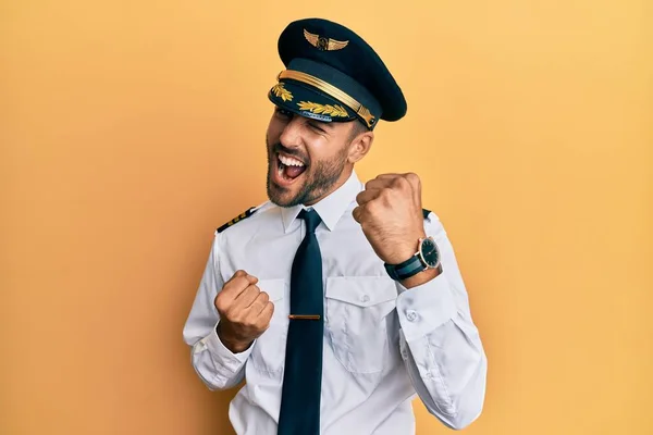 Pohledný Hispánec Uniformě Pilota Letadla Oslavující Překvapení Úžas Nad Úspěchem — Stock fotografie