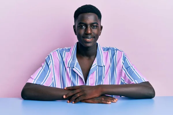 Νεαρός Αφροαμερικάνος Που Φοράει Καθημερινά Ρούχα Κάθεται Στο Τραπέζι Ένα — Φωτογραφία Αρχείου