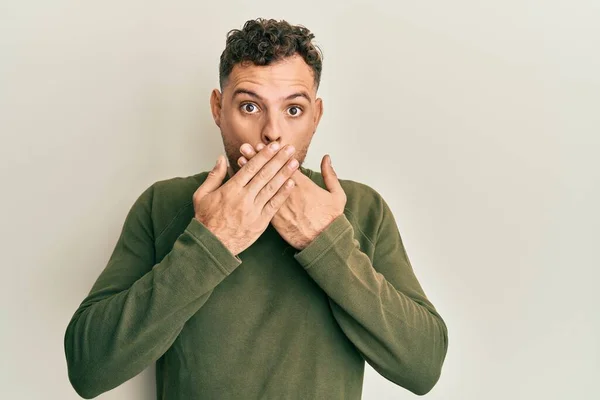 Knappe Man Met Baard Casual Kleding Met Een Grote Glimlach — Stockfoto