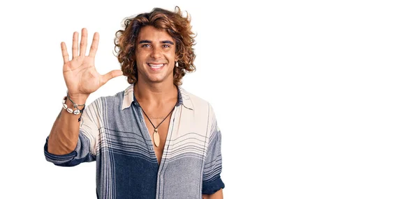 Yaz Tarzı Giyinen Genç Spanyol Adam Beş Numarayı Gösterip Işaret — Stok fotoğraf