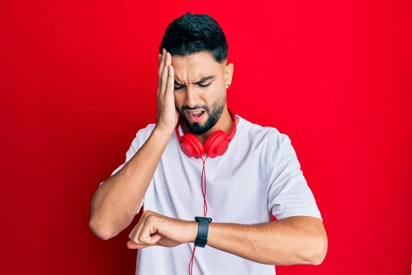 Junger Mann Mit Bart Der Mit Kopfhörern Musik Hört Und — Stockfoto