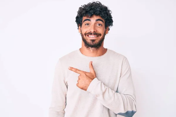 Joven Guapo Con Pelo Rizado Oso Vistiendo Suéter Casual Invierno —  Fotos de Stock