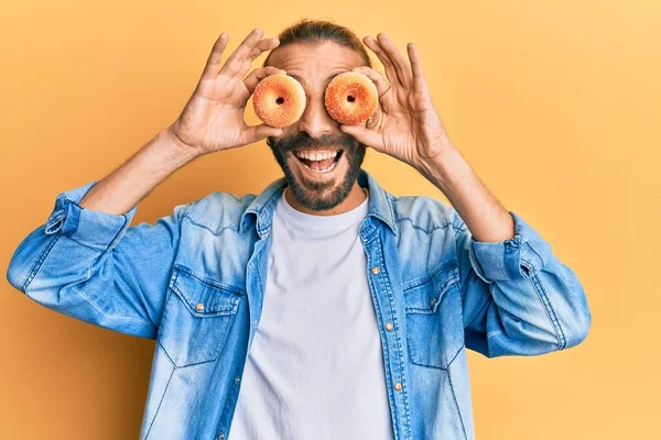 Homme Attrayant Aux Cheveux Longs Barbe Tenant Savoureux Beignets Colorés — Photo