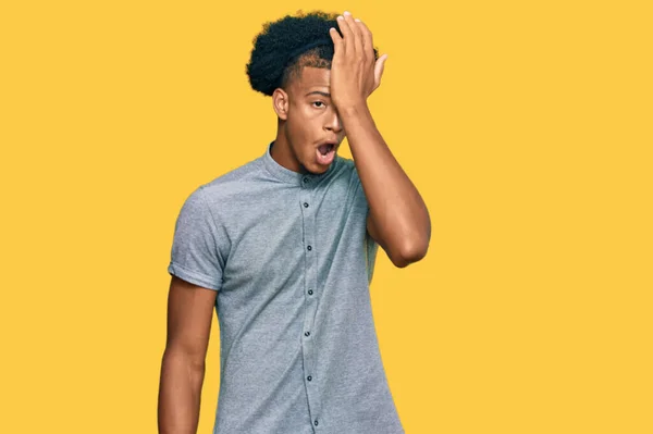 African American Man Afro Hair Wearing Casual Clothes Surprised Hand — Stock Photo, Image