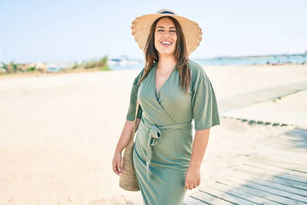 Jonge Spaanse Vrouw Vakantie Glimlachend Gelukkig Wandelen Het Strand — Stockfoto