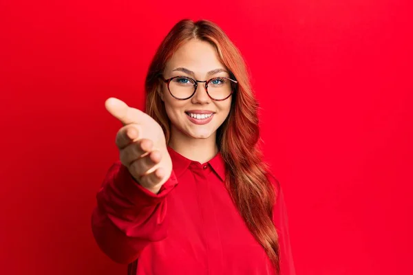 Joven Mujer Pelirroja Hermosa Con Ropa Casual Gafas Sobre Fondo — Foto de Stock