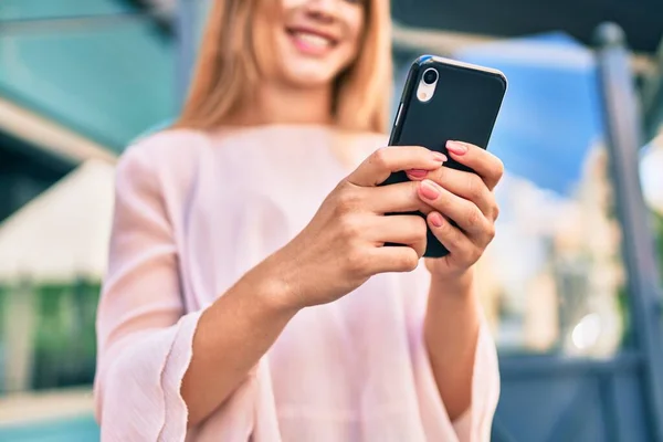 Jovem Caucasiana Sorrindo Feliz Usando Smartphone Cidade — Fotografia de Stock