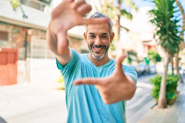 Homem Cabelos Grisalhos Meia Idade Vestindo Roupas Casuais Rua Cidade — Fotografia de Stock