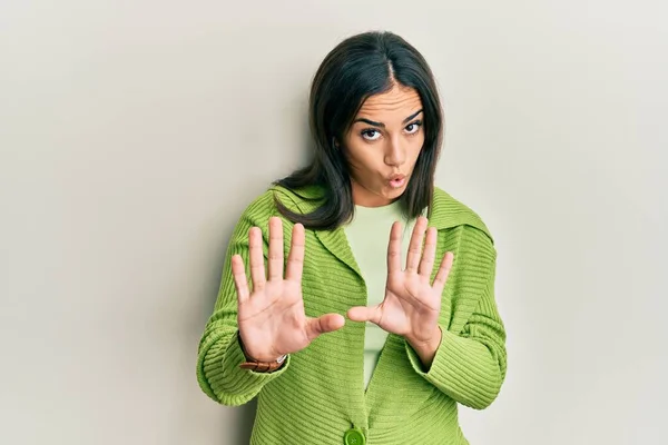 Jonge Brunette Vrouw Draagt Casual Kleding Weg Bewegen Handen Handpalmen — Stockfoto