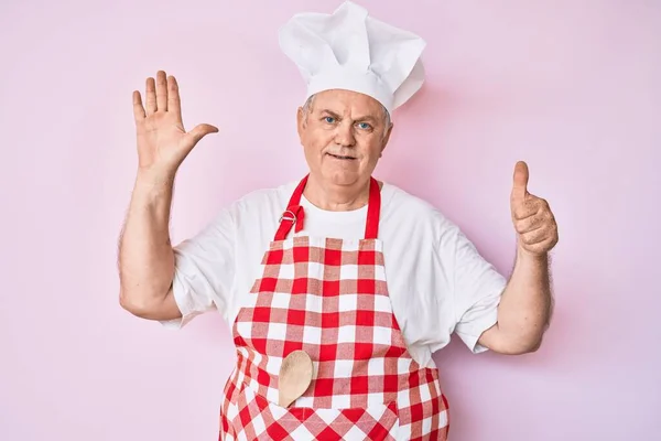 Senior Uomo Dai Capelli Grigi Indossa Grembiule Panettiere Professionale Mostrando — Foto Stock