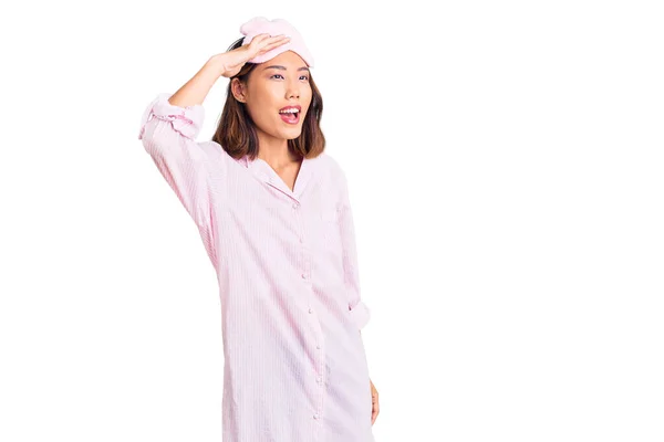 Junge Schöne Chinesische Mädchen Mit Schlafmaske Und Pyjama Sehr Glücklich — Stockfoto