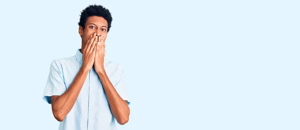 若いアフリカ系アメリカ人の男性は カジュアルな服を着て笑いと手で口をカバー恥ずかしいクスクス笑い ゴシップやスキャンダルの概念 — ストック写真