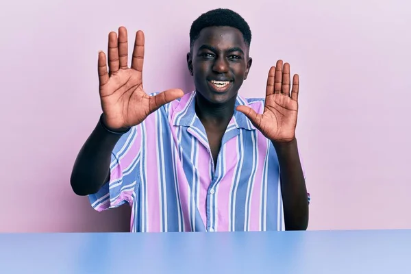 Joven Afroamericano Vestido Con Ropa Casual Sentado Mesa Asustado Aterrorizado — Foto de Stock