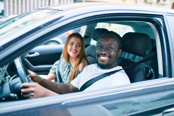 Jung Exotisch Pärchen Lächelnd Glücklich Auto — Stockfoto