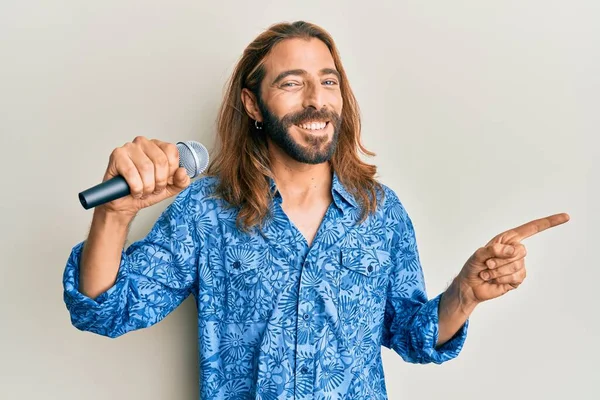 Aantrekkelijke Man Met Lang Haar Baard Zingen Lied Met Behulp — Stockfoto