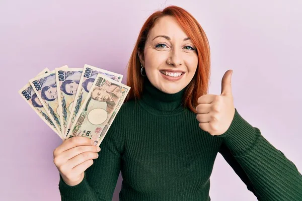 Mulher Ruiva Bonita Segurando Notas Iene Japonês Sorrindo Feliz Positivo — Fotografia de Stock