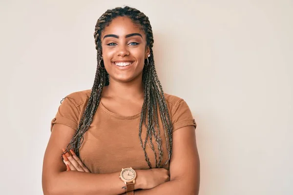 Junge Afrikanisch Amerikanische Frau Mit Zöpfen Lässiger Kleidung Fröhliches Lächeln — Stockfoto