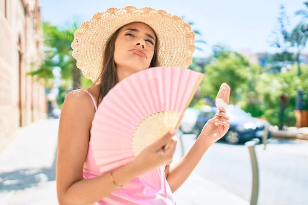 Junge Hispanische Frau Urlaub Trägt Sommermode Mit Handfächer Auf Der — Stockfoto