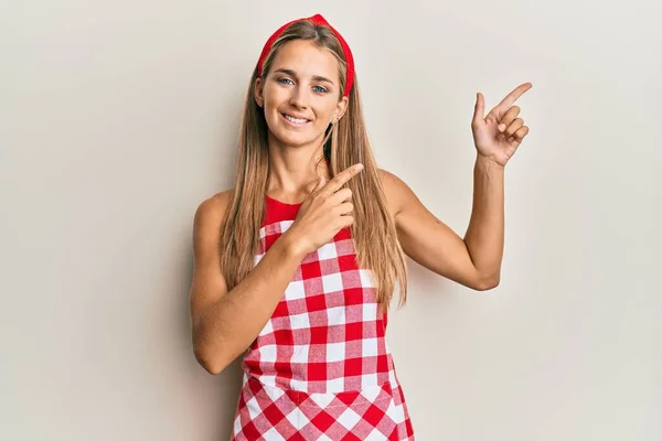 Giovane Donna Bionda Che Indossa Grembiule Forno Professionale Sorridente Guardando — Foto Stock