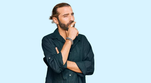 Homem Atraente Com Cabelos Longos Barba Vestindo Roupas Casuais Rosto — Fotografia de Stock