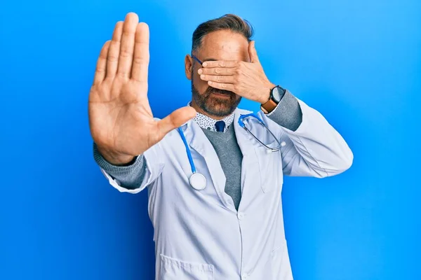 Doktor Üniforması Giyen Yakışıklı Orta Yaşlı Bir Adam Steteskop Ellerle — Stok fotoğraf