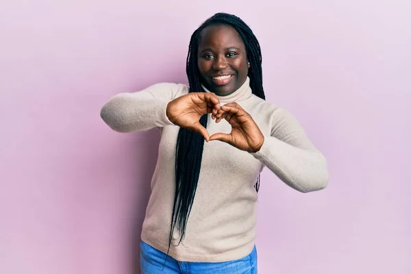 Jeune Femme Noire Avec Des Tresses Portant Pull Hiver Décontracté — Photo