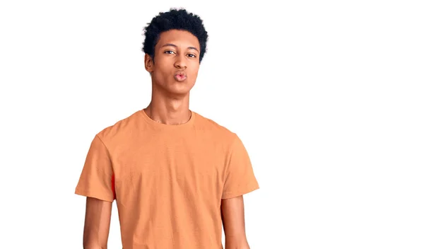 Pemuda Afrika Amerika Mengenakan Pakaian Santai Menatap Kamera Meniup Ciuman — Stok Foto