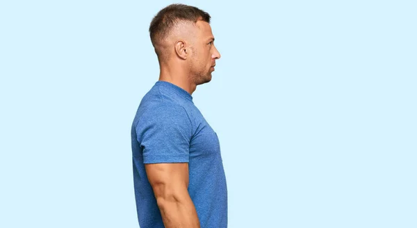 Bonito Homem Muscular Vestindo Roupas Casuais Olhando Para Lado Relaxe — Fotografia de Stock