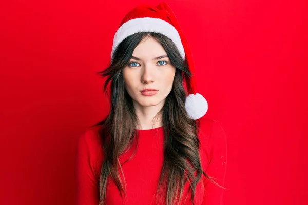Νεαρή Όμορφη Λευκή Κοπέλα Που Φοράει Χριστουγεννιάτικο Καπέλο Σοβαρή Έκφραση — Φωτογραφία Αρχείου
