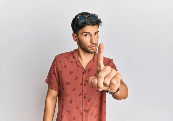 Mladý Pohledný Muž Neformálním Letním Oblečení Ukazující Prstem Nahoru Rozzlobeným — Stock fotografie