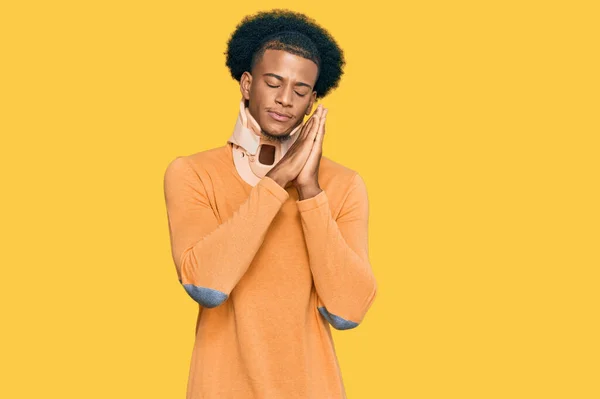 Africano Americano Com Cabelo Afro Vestindo Colar Cervical Pescoço Dormindo — Fotografia de Stock