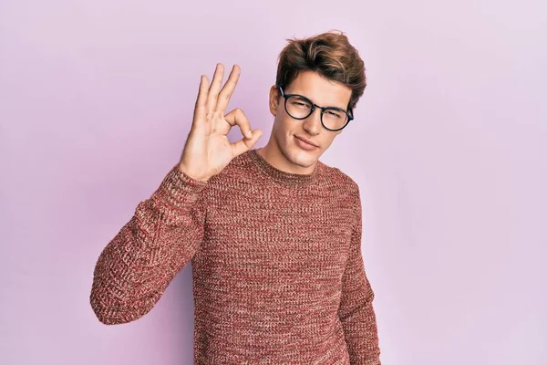 Bello Uomo Caucasico Che Indossa Maglione Casual Occhiali Sorridenti Positivo — Foto Stock