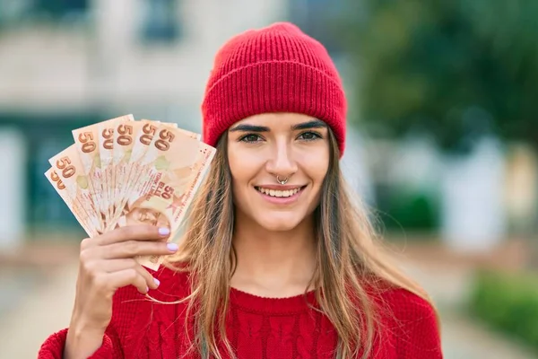 Young Hispanic Woman Wearing Wool Cap Holding Turkish Lira Banknotes — Stock Photo, Image