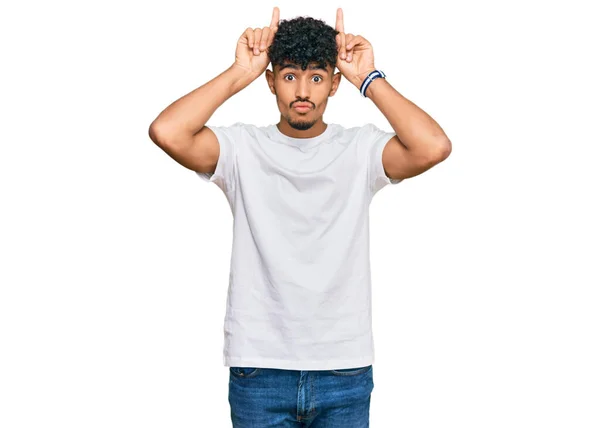 Jovem Árabe Homem Vestindo Casual Branco Shirt Fazendo Engraçado Gesto — Fotografia de Stock