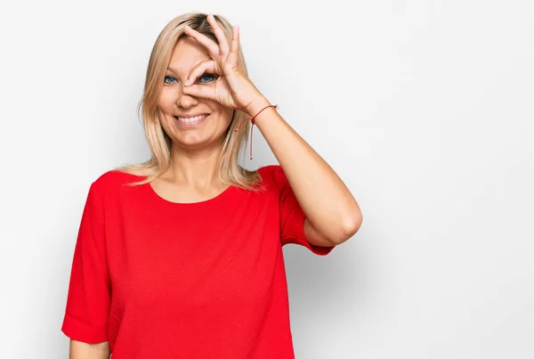 Kaukasische Frau Mittleren Alters Lässiger Kleidung Tut Geste Mit Lächelnden — Stockfoto