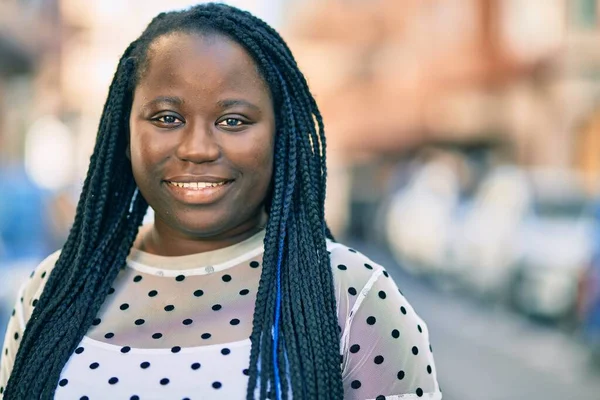 Fiatal Afro Amerikai Mosolyog Boldog Áll Városban — Stock Fotó