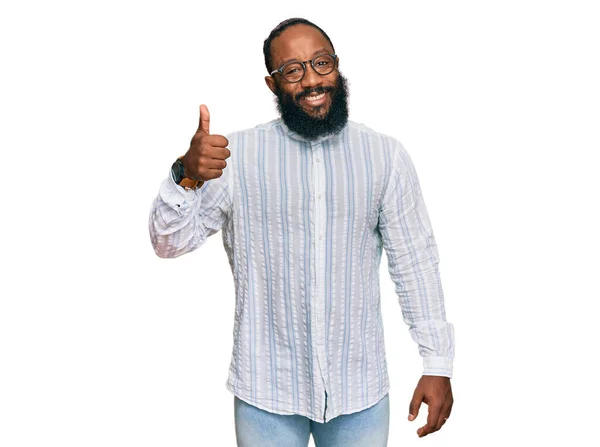 Gömleği Gözlüklü Genç Afro Amerikan Adam Mutlu Pozitif Gülümsüyor Başparmağıyla — Stok fotoğraf