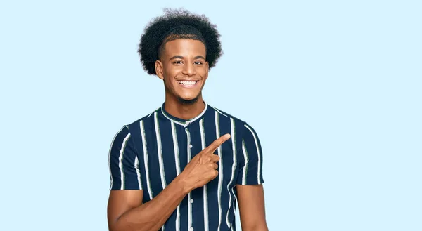 Afroamerikansk Man Med Afro Hår Bär Casual Kläder Glad Med — Stockfoto