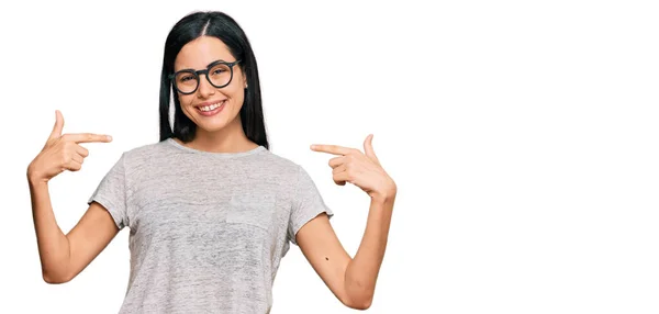 Hermosa Joven Con Ropa Casual Gafas Que Ven Confiadas Con — Foto de Stock