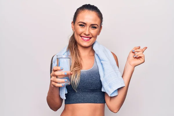 Mooie Blonde Sportieve Vrouw Met Handdoek Drinken Fles Water Witte — Stockfoto