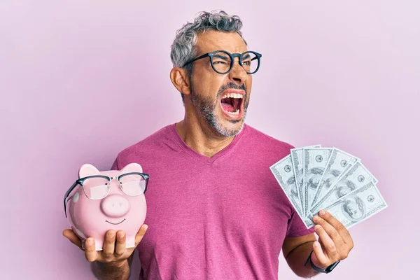 Uomo Mezza Età Dai Capelli Grigi Che Tiene Salvadanaio Con — Foto Stock