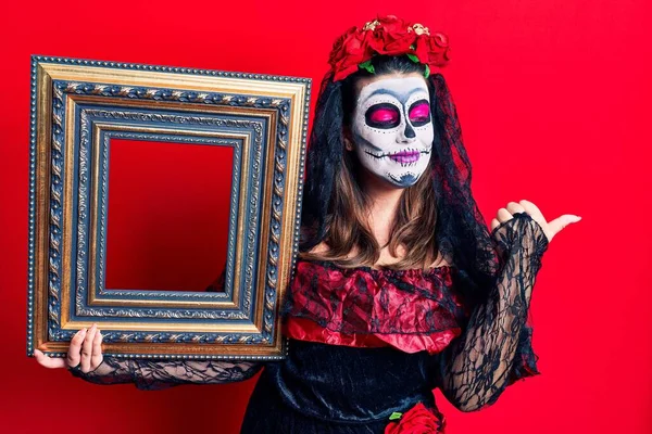Young Woman Wearing Day Dead Costume Holding Empty Frame Pointing — Stock Photo, Image