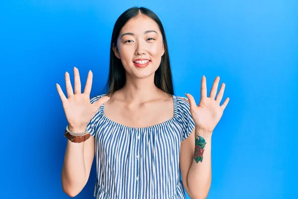 Jonge Chinese Vrouw Draagt Casual Gestreept Shirt Tonen Wijzen Met — Stockfoto