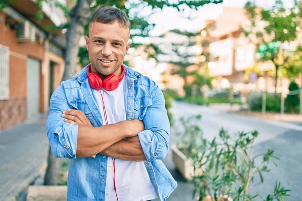 Ung Kaukasisk Man Ler Glad Med Hörlurar Stan — Stockfoto