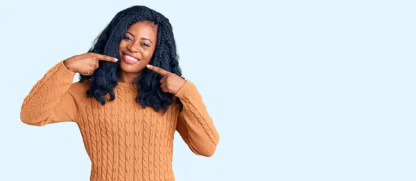 Hermosa Mujer Afroamericana Vistiendo Suéter Casual Sonriendo Alegre Mostrando Señalando — Foto de Stock