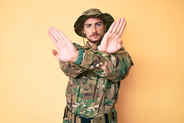 Kafkasyalı Genç Adam Kamuflaj Üniforması Giyiyor Ordu Reddedilme Ifadesi Kollar — Stok fotoğraf