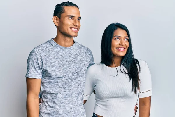 Jovem Casal Latino Vestindo Roupas Casuais Sorrindo Olhando Para Lado — Fotografia de Stock