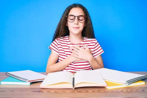 Söt Hispanic Barn Flicka Studerar För Skolan Examen Sitter Bordet — Stockfoto